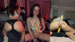 je m’enfonce la plus grosse banane que j’ai trouver dans ma petite chatte en...