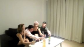 con mi hermanastra encontramos a dos vecinos en el boliche sorteamos con dados los intercambios de pareja , orgia fiesta
