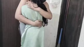 Bhabhi ko saman dene ke bahane pel diya
