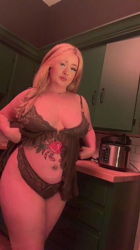 Love-struck babe reveals her tits