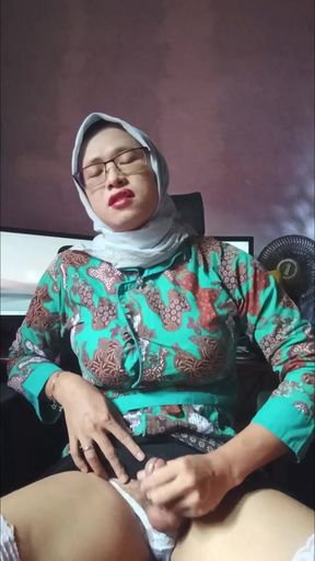 Hijab Shemale Masturbation in the Morning