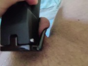 Je traine dans mon lit en compagnie de ma cage de chasteté cellmate