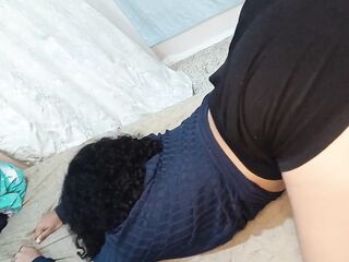 Linda morena de eighteen años se masturba sola en su departamento