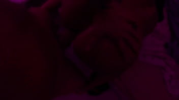 Peguei minha prima apagada celular aberto com video porno,e acordei ela do jeitinho que ela queria ser fudida