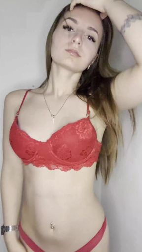 Tiny teen exposes her tits on OnlyFans