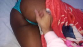 danu umas dedadas nu cuzinho da minha priminha no quarto da minha safada gosando mamando