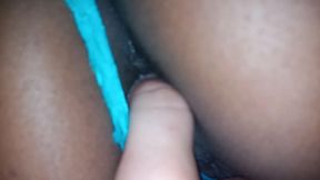 danu umas dedadas nu cuzinho da minha priminha no quarto da minha safada gosando mamando