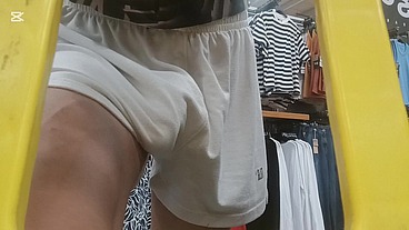 Exhibicionismo masturbandome en una tienda