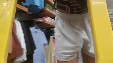 Exhibicionismo masturbandome en una tienda