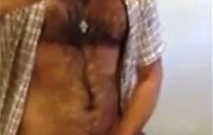 Osazo barbudo se pajea en wc publico