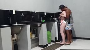 recebe o meu amigo de lingerie e ele ja veio mim agarrando e agente trepou ali mesmo na cozinha: gozei com muito tenzao na piroca do amigo