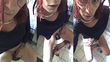 Mon pipi matinal!! viens me voir sur mes toilettes