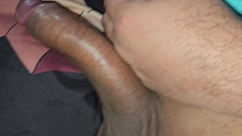 CASADO MOSTRANDO SEU ENORME PENIS AO VIZINHO.