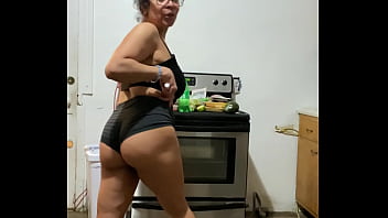 Mẹ già đang rửa sàn nhà và chờ đợi quan hệ tình dục qua đường hậu môn