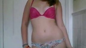 Attractive blonde teen dildos her tight cunt on webcam