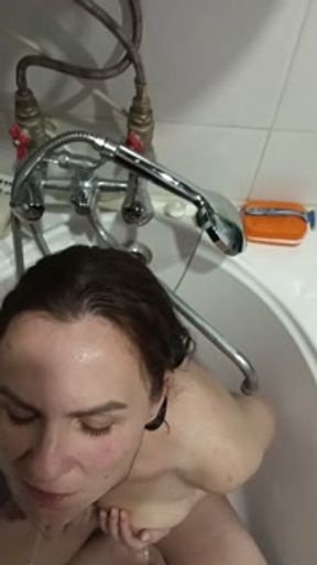 Маша принимает мочу в рот