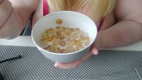 Julie Bliss - Giantess Breakfast