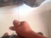 Cubano masturbandose en el baño