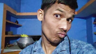 минет, ауыздағы сперма, жұпты жалау, бетін жалау – әйелді алдаған үнді шлюха әтештен аузына дейін әтеш алып жатыр