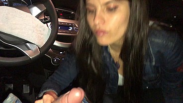 Tatiana Morales hace oral en su auto y luego se lo come