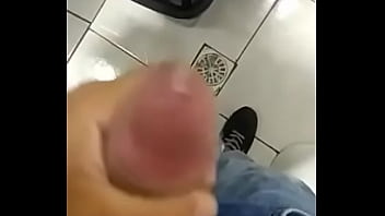 Tocando uma no trabalho