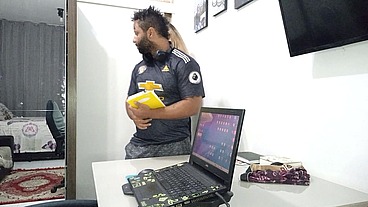 Professora Melissa Close dando aula para Igor Monstro Carioca
