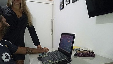 Professora Melissa Close dando aula para Igor Monstro Carioca