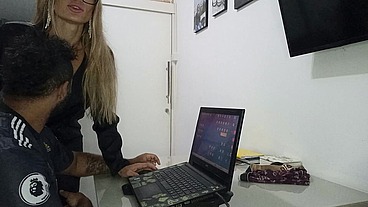 Professora Melissa Close dando aula para Igor Monstro Carioca