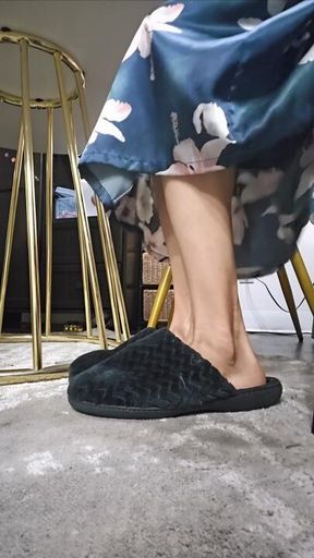 Come for Momma while I dangle this milf slipper [dangle/toeflickn]