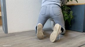 WHITE SNEAKERS BLACK SOCKS AND BLUE JEANS HOUSEWIFE KIRA - MP4 MOV HD