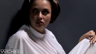 La cosplayeuse de la princesse Leia suce la BBC de Vader