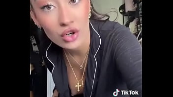 A Rivers se le ve la tetas descuido