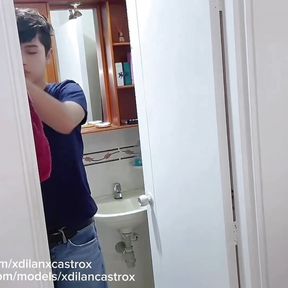 Straight Guy Goes Into the Bathroom to Fuck a Young Twink While He&#039;s Taking a Shower Anal Creampie