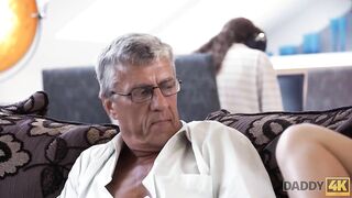 DADDY4K. L'Ukrainienne Erica Black ne peut pas tenter BF mais a des relations sexuelles avec son bea
