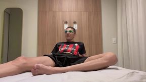 sorteei uma sentada na minha pica e o ganhador veio pegar o premio. putinha quase desistiu.