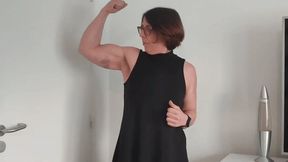 Flex biceps