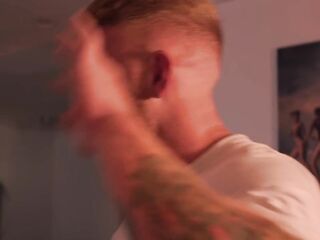 "DON'T LOSE YOUR STREAK!" Duolingo breaks into my abode and BANGS ME - Little Puck