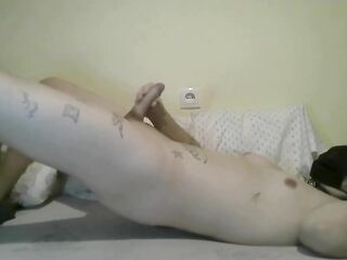 puta trans femboy acaricia su polla y se corre encima