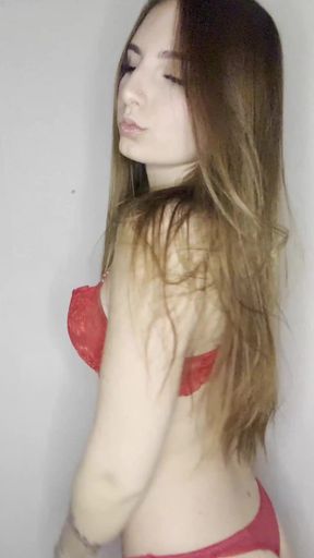 Teen onlyfan shows off her tits