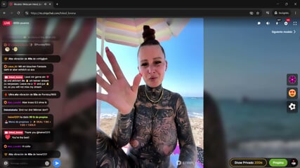 alemana tatuada en la playa