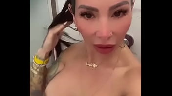 Sexy baile de una MILF con familia disfuncional