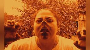 Ella aplasta su rostro de monstruo contra el cristal.