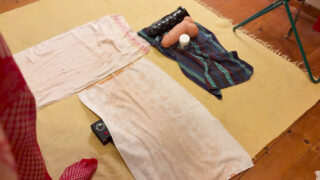 Curvă germană cu fund bombat în ciorapi și lenjerie intimă este futută anal cu pumnul până se dă cu gura căscată