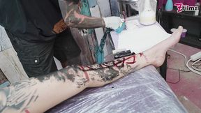 big boobed tattoo girl gets anal fuck during a tattoo session - gaping and atm