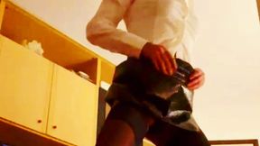 Trampling Calpestare In ufficio, Mistress in camicia bianca e minigonna di vernice umilia il suo collega di lavoro: gli cammina sopra il corpo e la testa con le scarpe col tacco alto