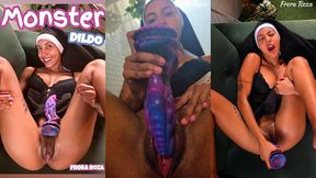 freira tem orgasmo intenso metendo na buceta apertada com um enorme vibrador monstro