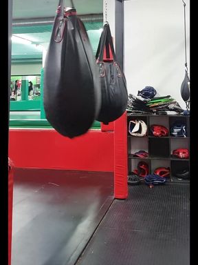 Knockout Fitness: One Round Heavy Bag Boxing Workout - Get Punched up!boxing