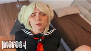 Colegiala rubia cosplayer adora ser enculada por una gran polla