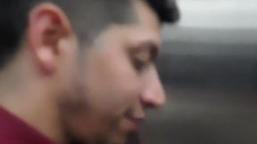 encontre al vecino en el ascensor y se la chupe divino