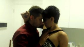 encontre al vecino en el ascensor y se la chupe divino